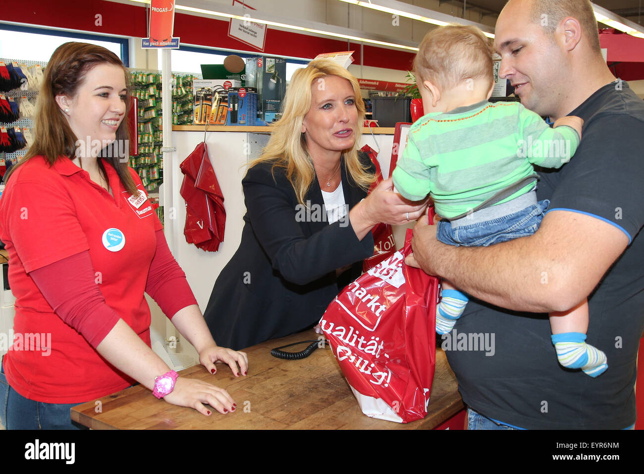 Claudia Kleinert hinter der Theke während der "Woche des Aufrundens" von Kinder Charity Deutschland Tafelinitiativen Auf bei Sonderpreis Baumarkt Featuring: Claudia Kleinert Where: Schrobenhausen, Deutschland wenn: 1. Juni 2015 Stockfoto