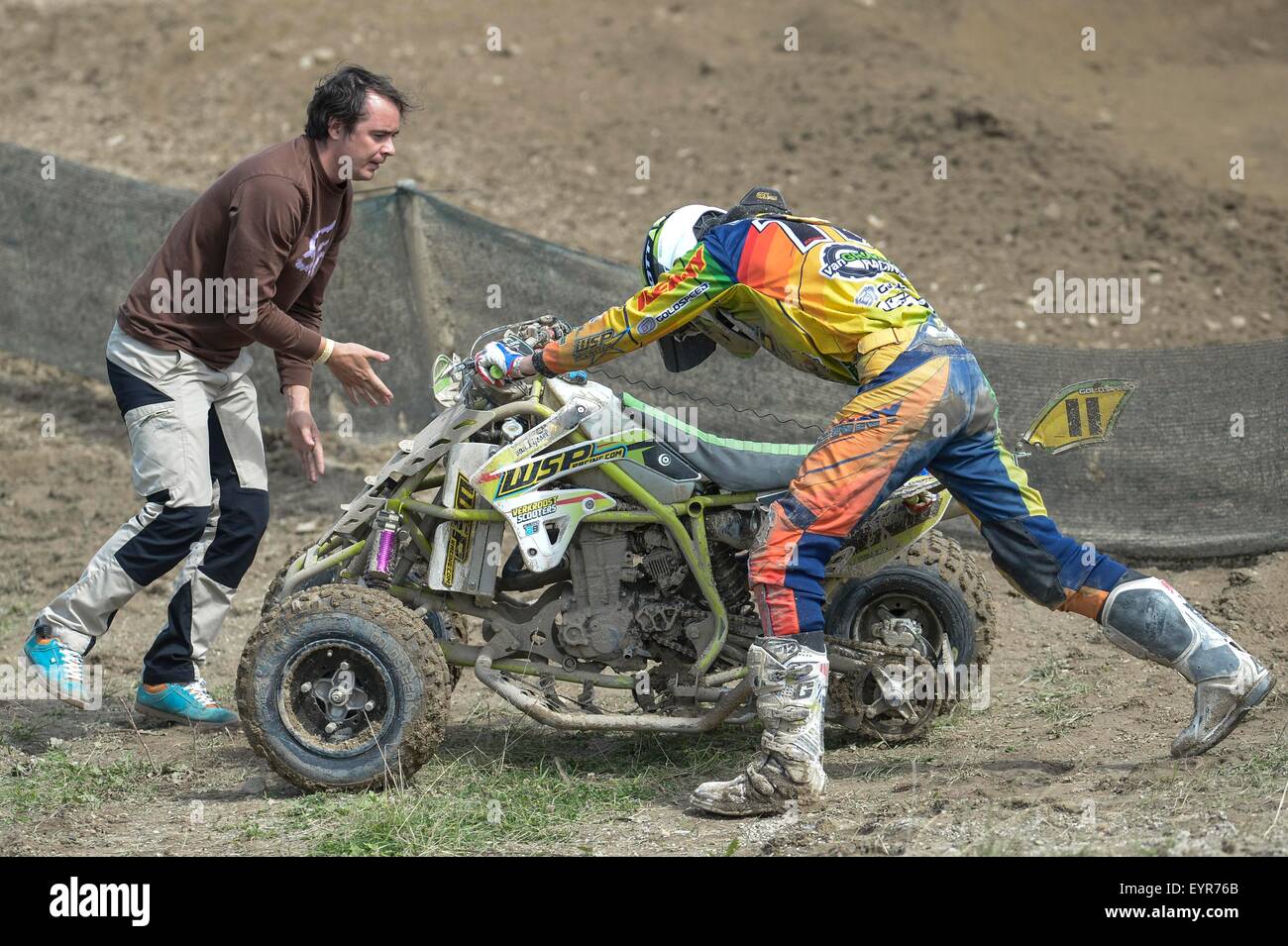 Nordosten Estlands. 2. August 2015. Halten Sie die zweite Position im ITP Quadrocross Europameisterschaft Gesamtwertung niederländischen Rennfahrer Mike Van Grinsven verliert das Rad während des ersten Rennens in der 5. Runde der Meisterschaft, die am 2. August 2015 an Kivioli Motocross-Strecke im Nordosten Estlands stattgefunden hat. Bildnachweis: Sergei Stepanov/Xinhua/Alamy Live-Nachrichten Stockfoto