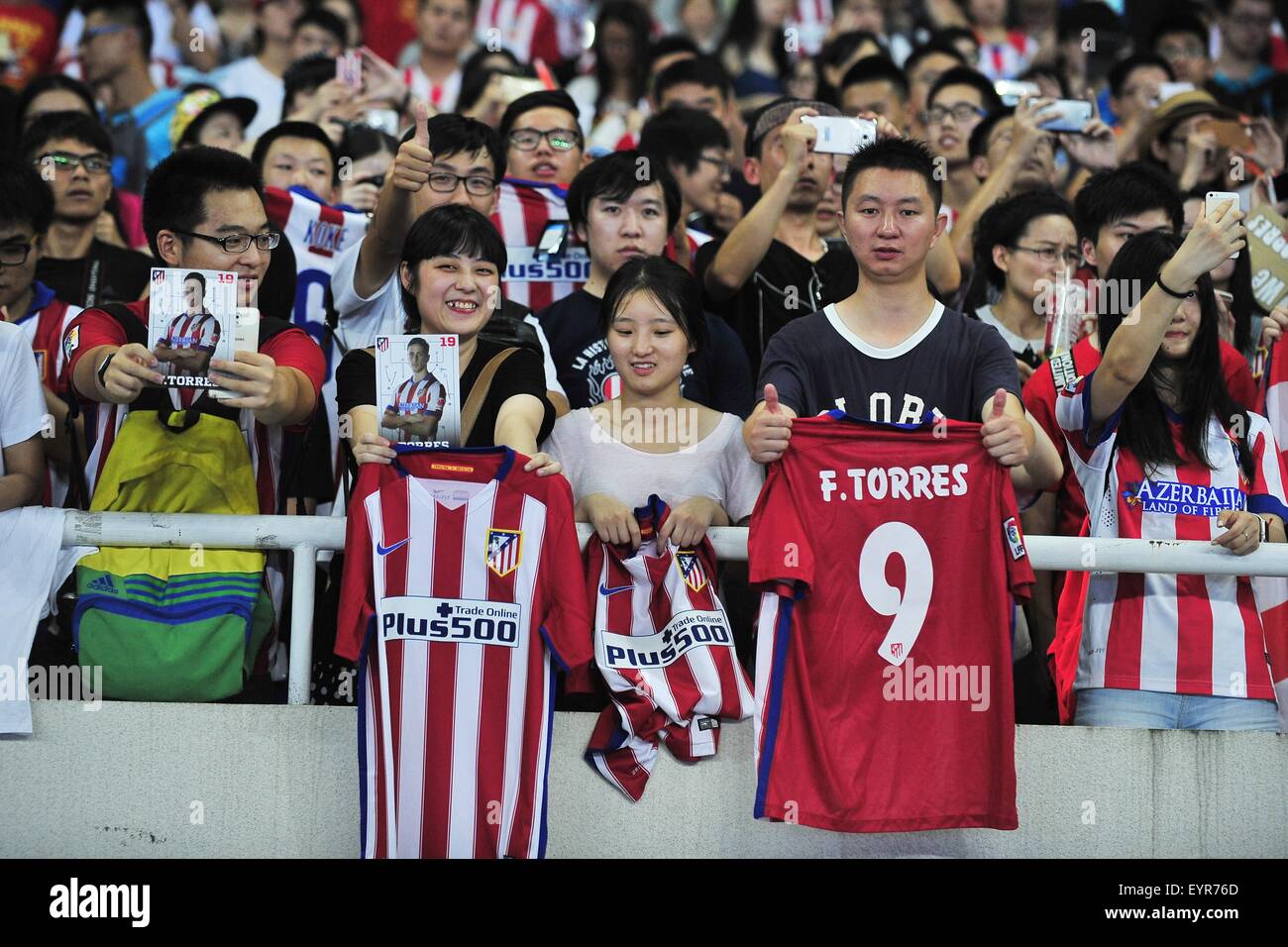 Shanghai, Volksrepublik China. 3. August 2015. Atletico de Madrid chinesischen Fans bei seinem Training im Shanghai-Stadion in Shanghai, China. Bildnachweis: Marcio Machado/ZUMA Draht/Alamy Live-Nachrichten Stockfoto