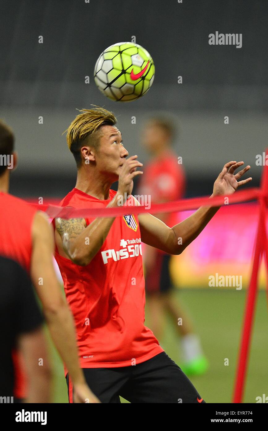 Shanghai, Volksrepublik China. 3. August 2015. Atletico de Madrid chinesische Stürmer XU XIN (L) bei seinem Training im Shanghai-Stadion in Shanghai, China. Bildnachweis: Marcio Machado/ZUMA Draht/Alamy Live-Nachrichten Stockfoto