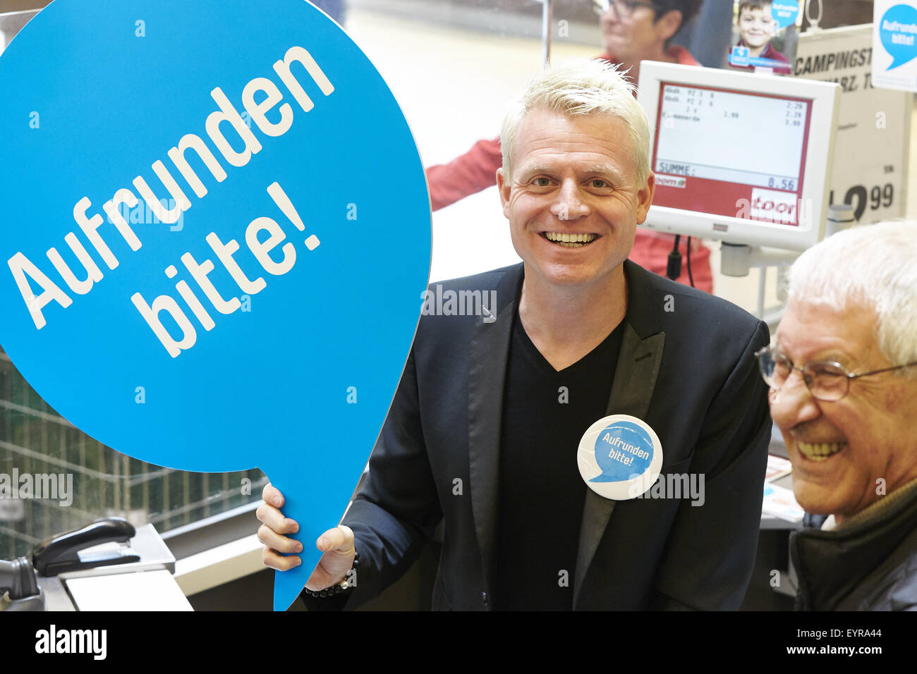Guido Cantz hinter der Theke während der "Woche des Aufrundens" von