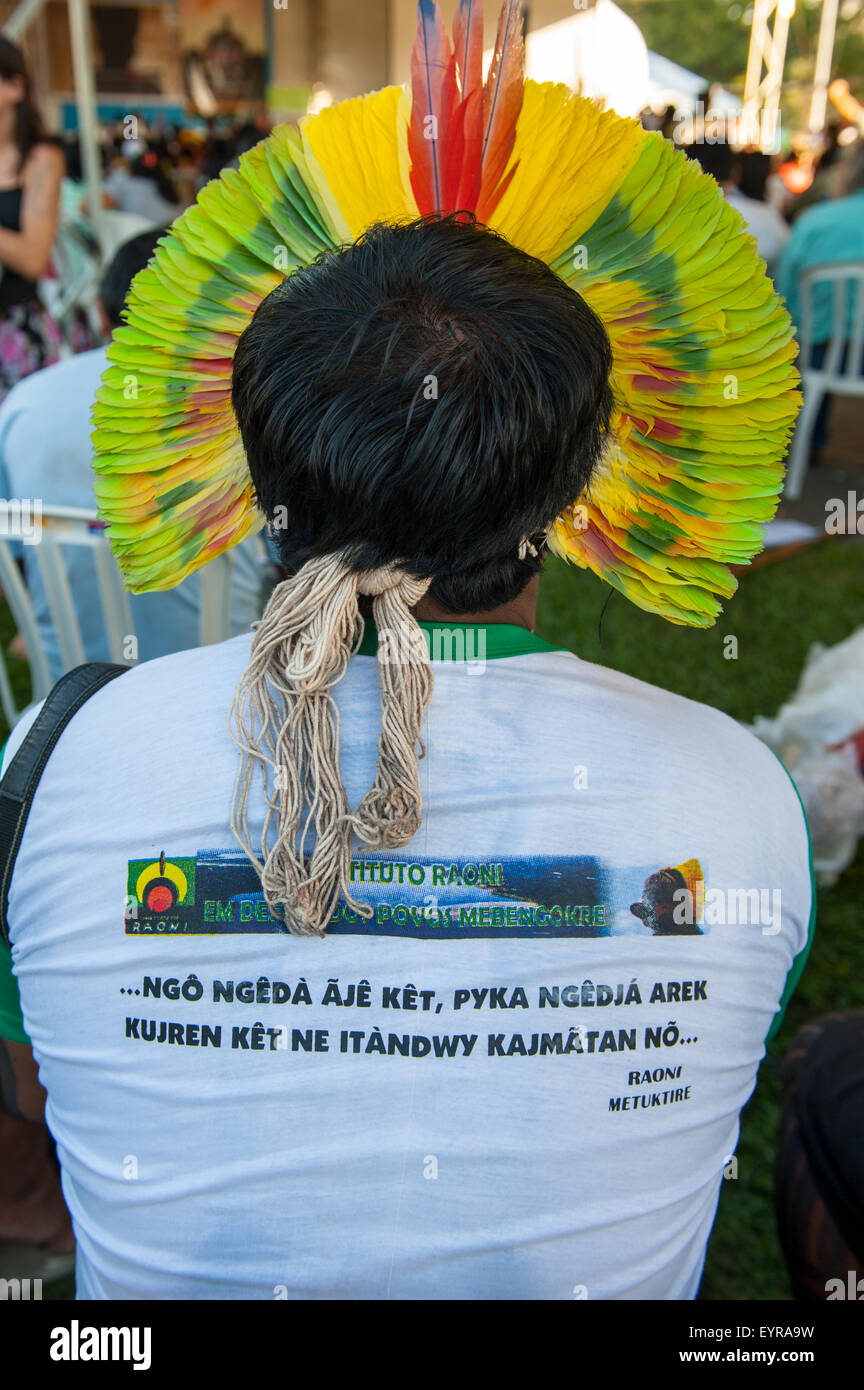 UN-Konferenz über nachhaltige Entwicklung, Rio De Janeiro, Brasilien, 2012. Kayapo-Indianer mit Feder Headress. Stockfoto