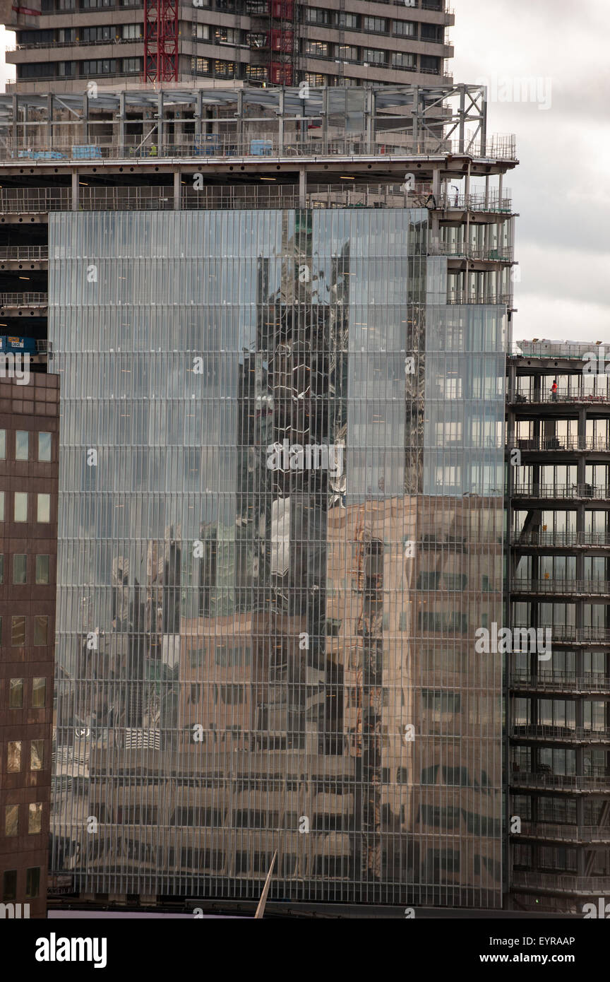 London, England. Reflexion in einem modernen Gebäude im Bau. Stockfoto
