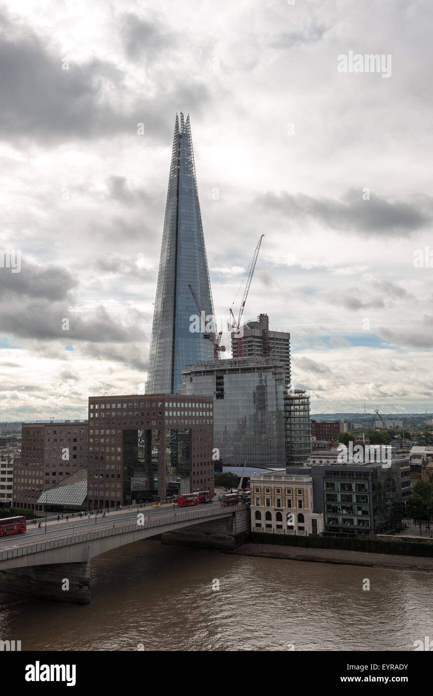 London, England. Die Scherbe und andere moderne Gebäude von London Bridge. Stockfoto