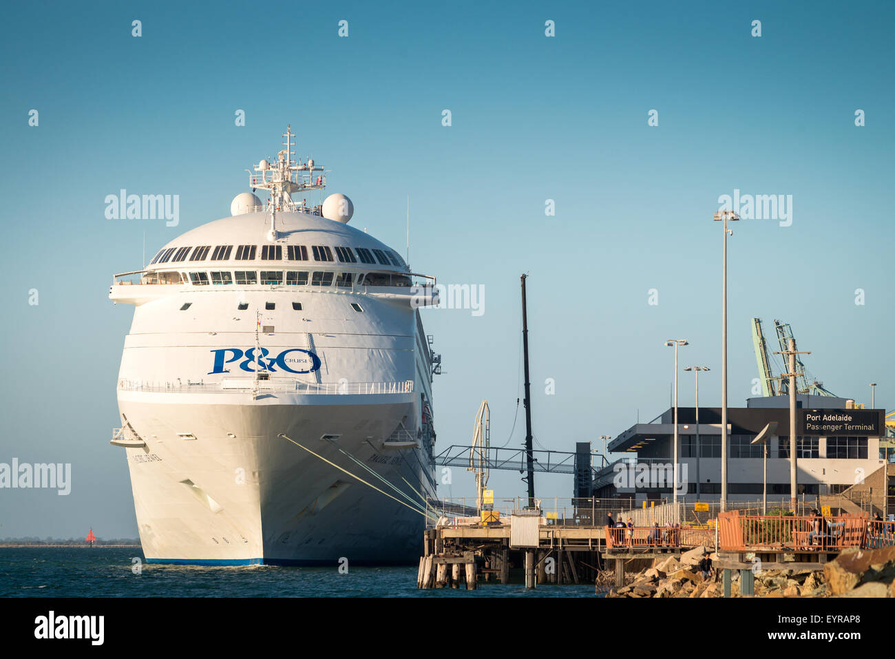 Adelaide, Australien - 5. März 2015: P & O Pacific Jewel Kreuzfahrtschiff ist Port Adelaide abholen Passagiere angedockt Stockfoto