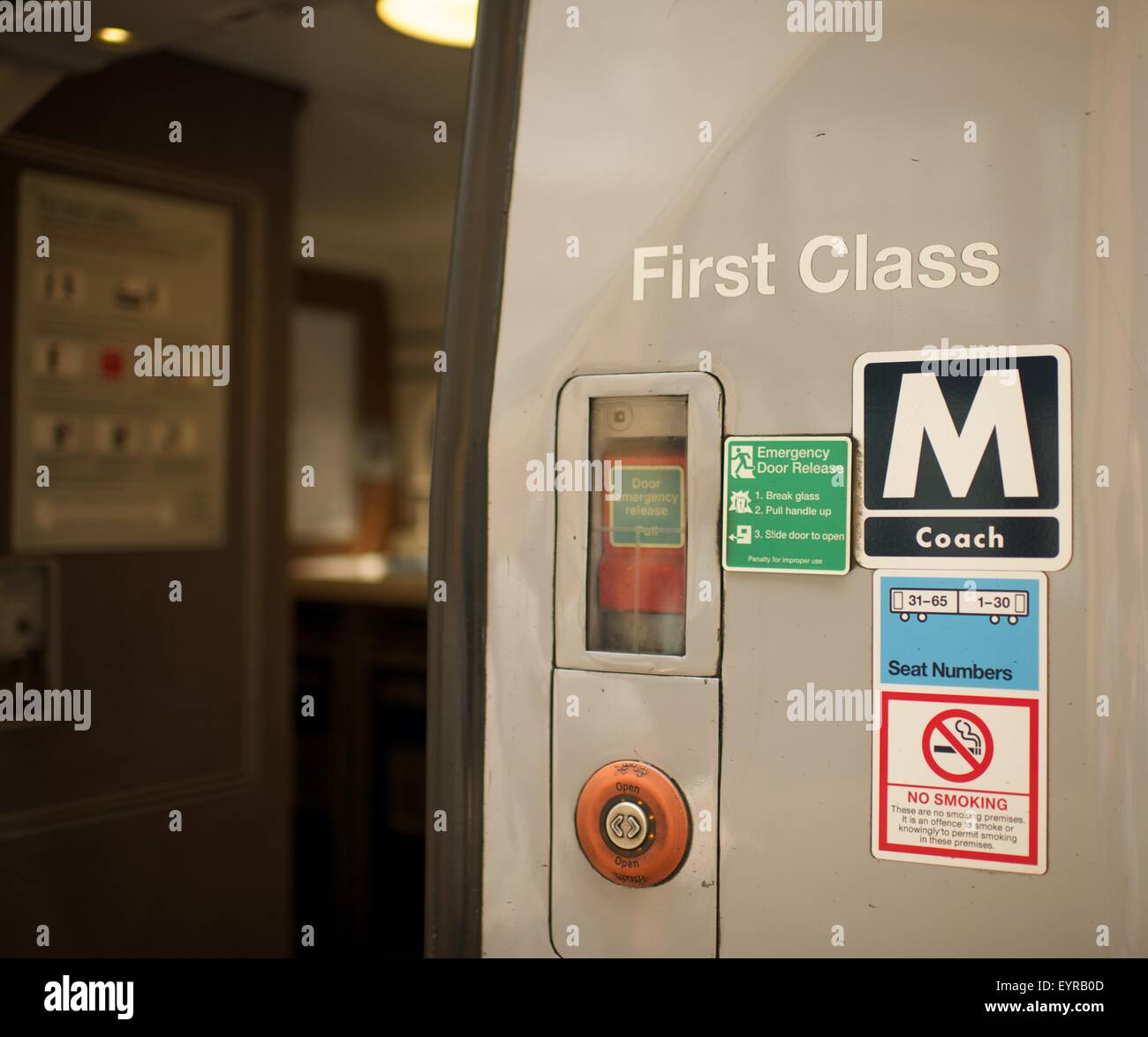 Ostküste Servicetür Zug am Bahnhof Kings Cross Stockfoto