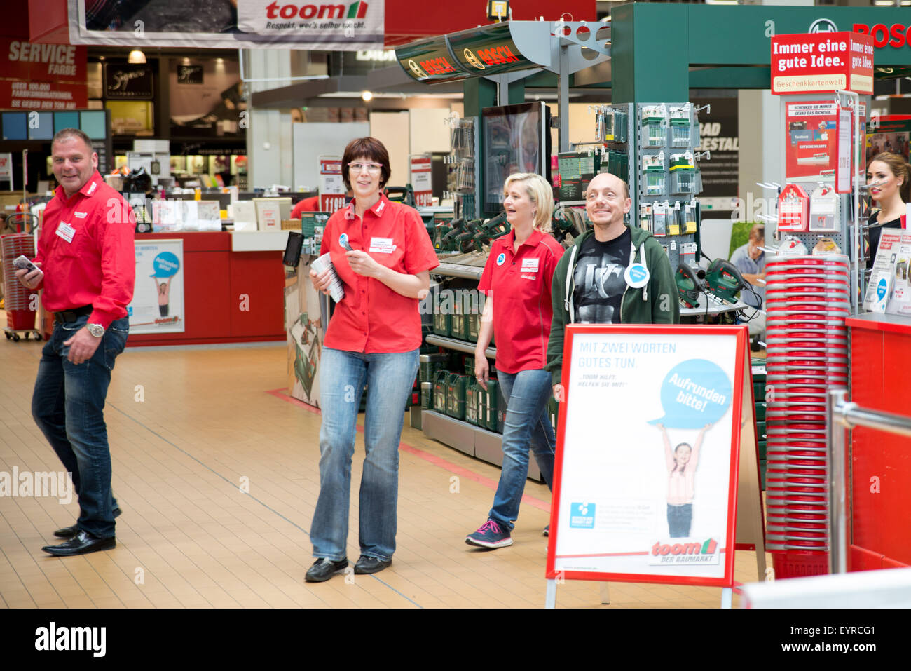 Bernhard wir hinter der Theke während der "Woche des Aufrundens" von Kinder Charity Deutschland Tafelinitiativen Auf bei Toom Baumarkt mit: Bernhard Hoecker wo: Berlin, Deutschland bei: 2. Juni 2015 Stockfoto