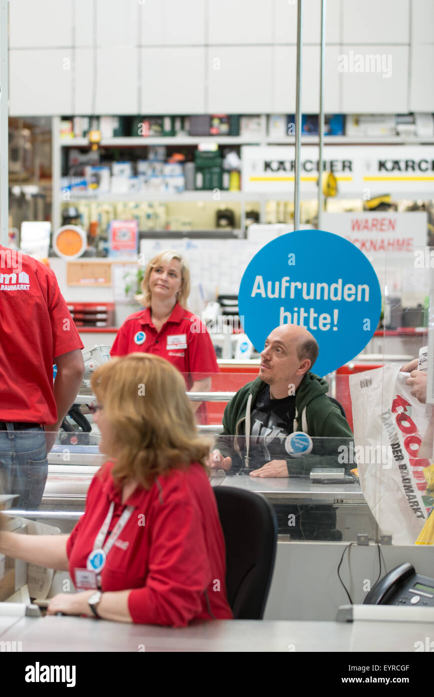 Bernhard wir hinter der Theke während der "Woche des Aufrundens" von Kinder Charity Deutschland Tafelinitiativen Auf bei Toom Baumarkt Featuring: Bernhard wir, Atmosphäre wo: Berlin, Deutschland bei: 2. Juni 2015 Stockfoto