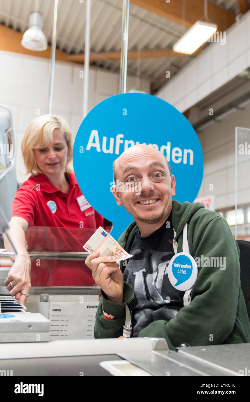 Bernhard wir hinter der Theke während der "Woche des Aufrundens" von Kinder Charity Deutschland Tafelinitiativen Auf bei Toom Baumarkt mit: Bernhard Hoecker wo: Berlin, Deutschland bei: 2. Juni 2015 Stockfoto