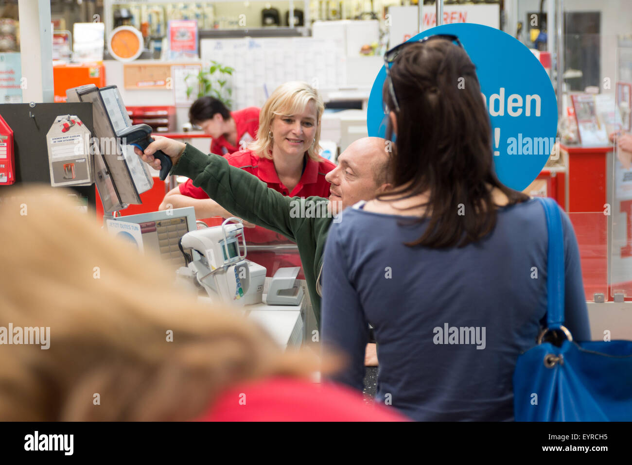 Bernhard wir hinter der Theke während der "Woche des Aufrundens" von Kinder Charity Deutschland Tafelinitiativen Auf bei Toom Baumarkt Featuring: Bernhard wir, Atmosphäre wo: Berlin, Deutschland bei: 2. Juni 2015 Stockfoto