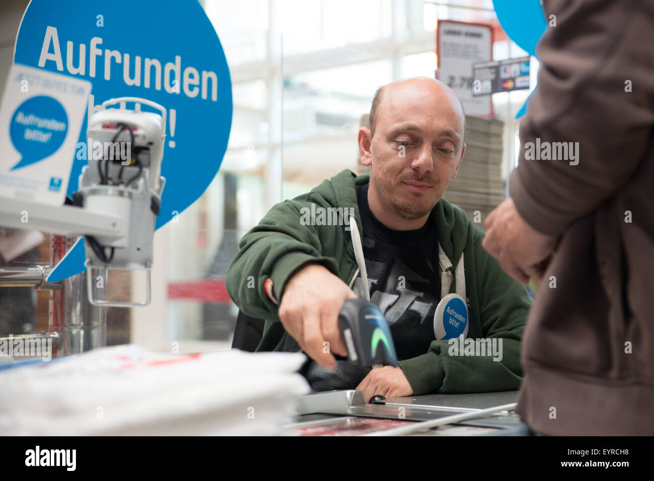 Bernhard wir hinter der Theke während der "Woche des Aufrundens" von Kinder Charity Deutschland Tafelinitiativen Auf bei Toom Baumarkt Featuring: Bernhard wir, Gast wo: Berlin, Deutschland bei: 2. Juni 2015 Stockfoto