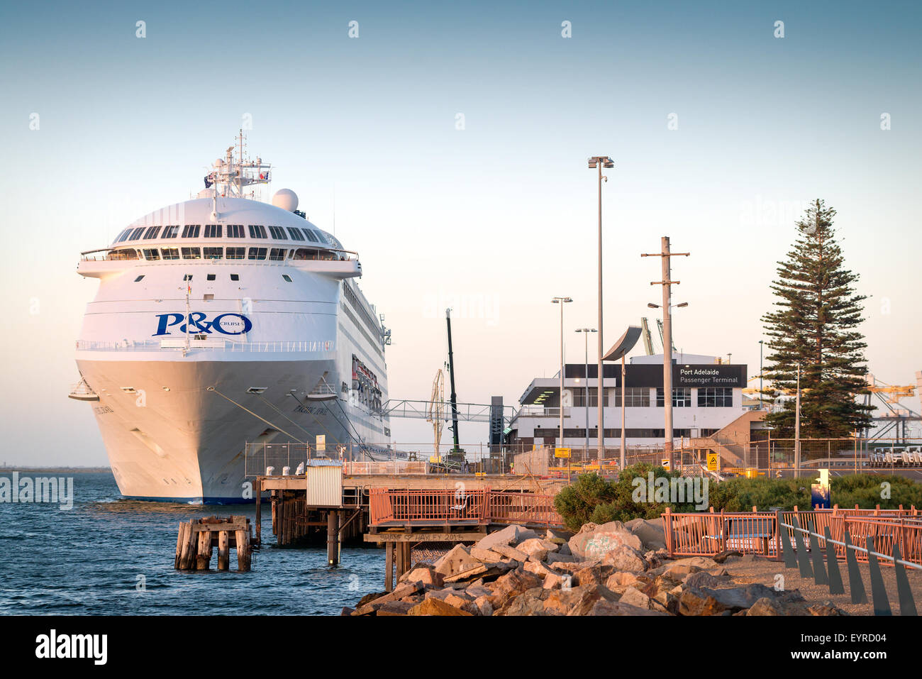 Adelaide, Australien - 5. März 2015: P & O Pacific Jewel Kreuzfahrtschiff ist Port Adelaide abholen Passagiere angedockt Stockfoto