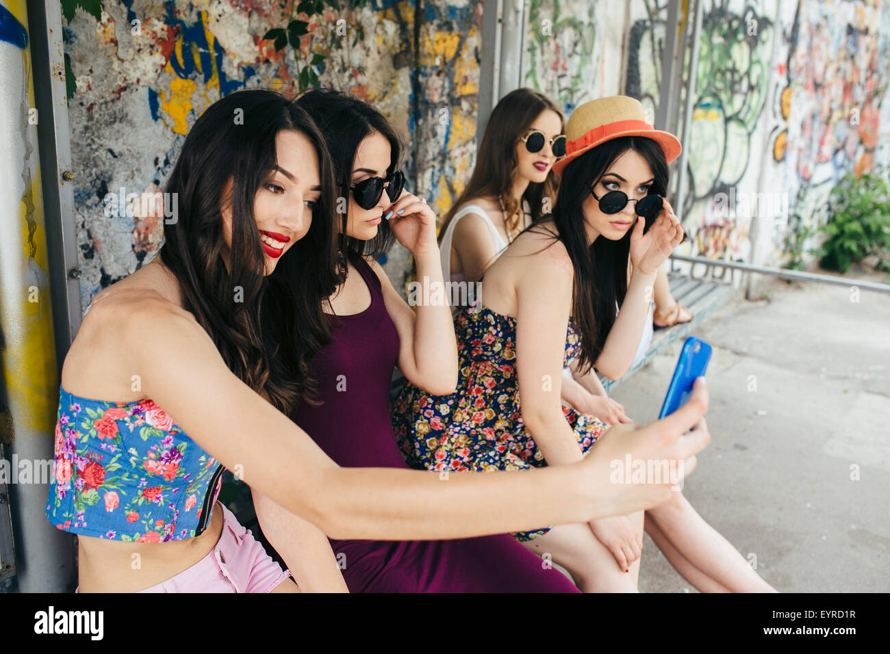Fünf schöne junge Mädchen entspannen Stockfoto