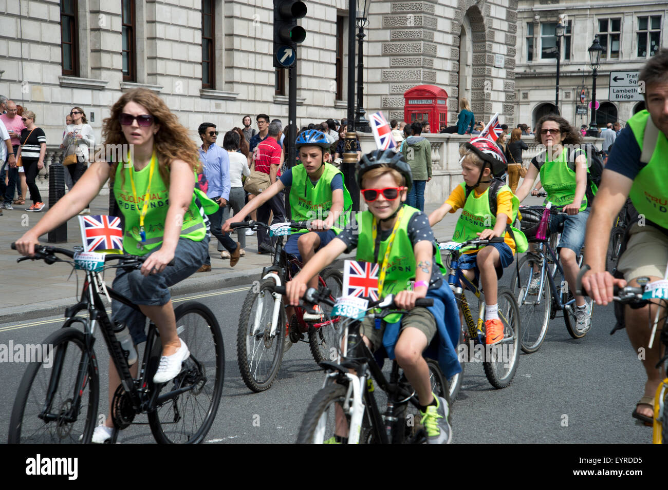 London zu fahren. Radfahrer Nutzen des Verkehrs freie Straßen und radeln vorbei an Parlament Stockfoto