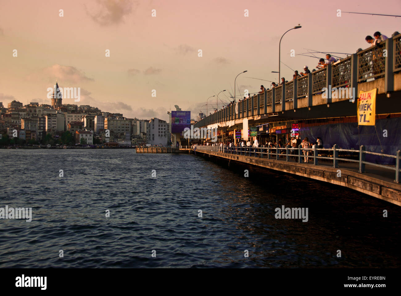 Einige Leute Angeln in der Galata-Brücke in Istanbul. Stockfoto