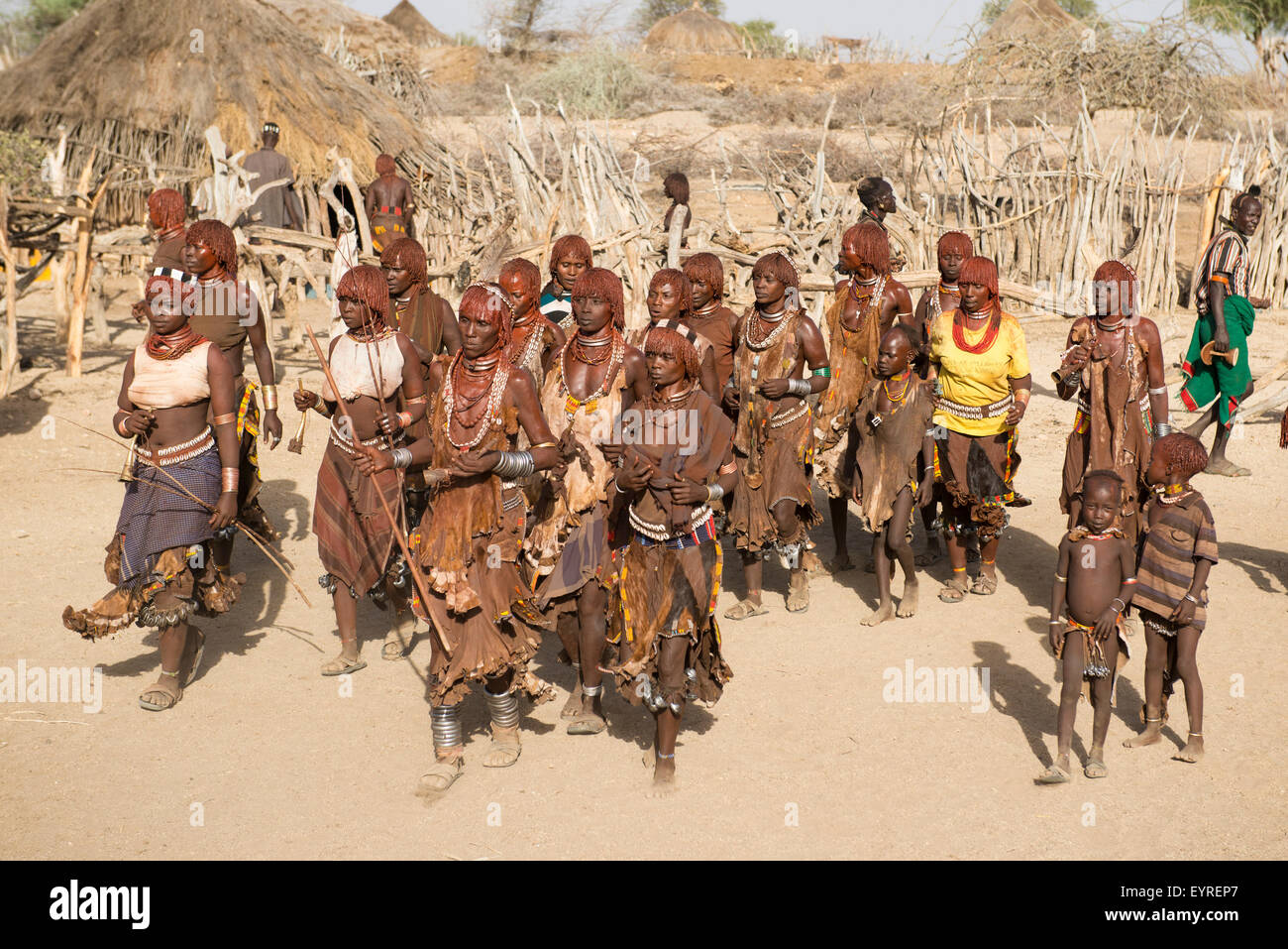 Hamer Frauen tanzen, Hamer Bull Jumping Zeremonie, Turmi, South Omo Valley, Äthiopien Stockfoto