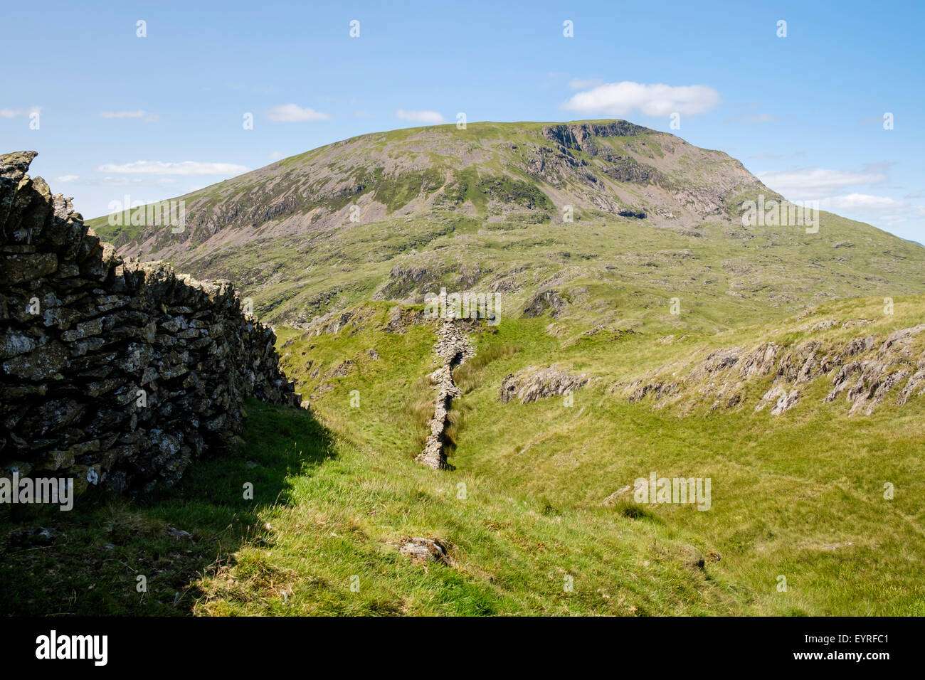 Trockenmauer aus Osten im Sommer zur Moel Hebog Mountain Profil führen. Snowdonia-Nationalpark, North Wales, UK, Großbritannien Stockfoto