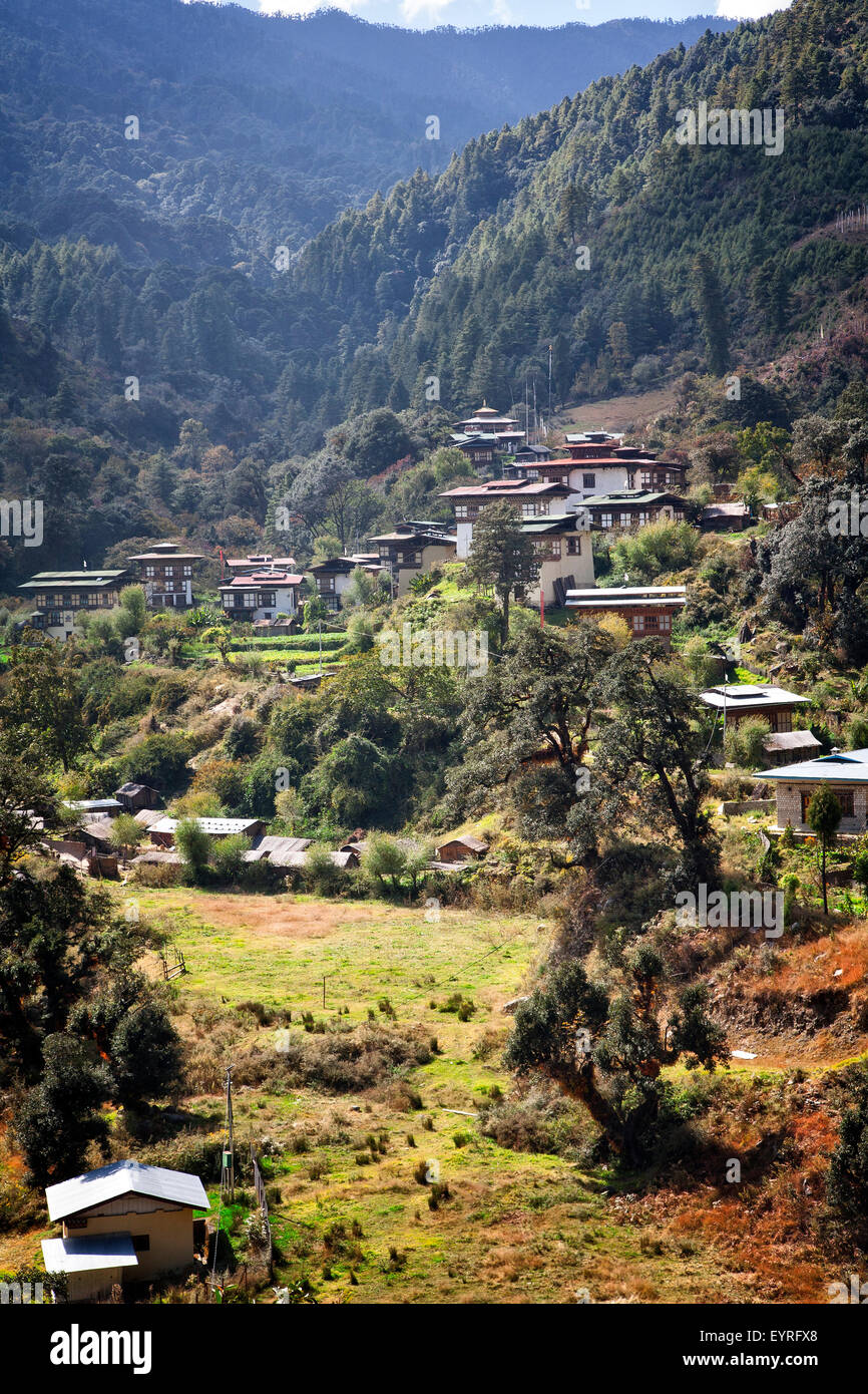 Ein kleines Dorf in der Nähe von Chendebji Chorten. Zentral-Bhutan. Stockfoto