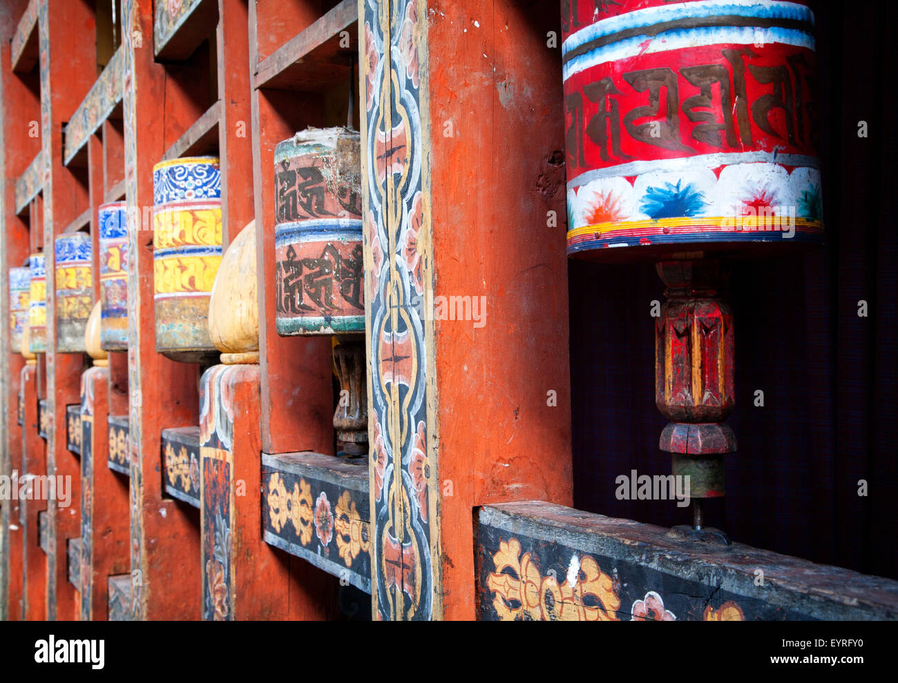 Gebetsmühlen in Trongsa Dzong über dem Mangde Chhu Fluss in Zentral-Bhutan. Stockfoto