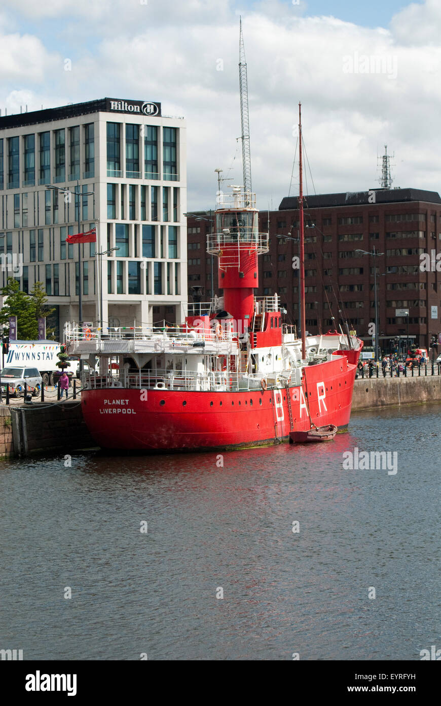 Editorial-Bildern in Liverpool der schwimmenden bar Planet Liverpool im Dock mit dem Hilton Hotel im Hintergrund Stockfoto