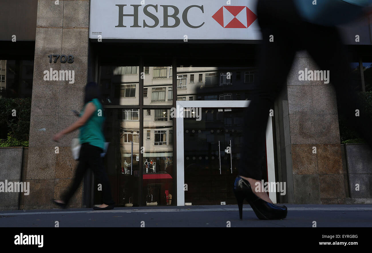 Sao Paulo, Brasilien. 3. August 2015. Die Menschen gehen vor eine Filiale der HSBC Bank in Sao Paulo, Brasilien, im 3. August 2015. Laut Lokalpresse die brasilianische Bank Bradesco, die zweite große private Einrichtung des südamerikanischen Landes, die Aktien der Tochtergesellschaft von HSBC in Brasilien für 5,2 Milliarden US-Dollar gekauft. Bildnachweis: Rahel Patras/Xinhua/Alamy Live-Nachrichten Stockfoto