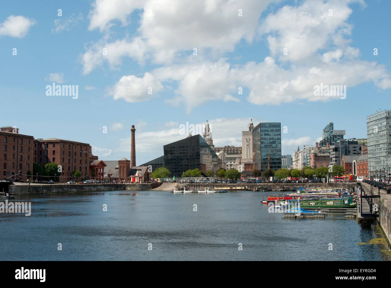 Redaktionelle Aufnahme in Liverpool Lebens rund um den historischen Dock, mit den vier Gnaden Gebäuden im Hintergrund Stockfoto