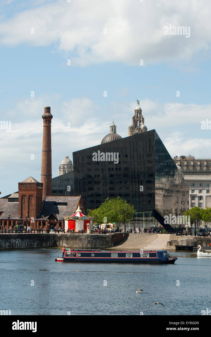 Redaktionelle Aufnahme in Liverpool Lebens rund um den historischen Dock, mit den drei Grazien Gebäuden im Hintergrund Stockfoto