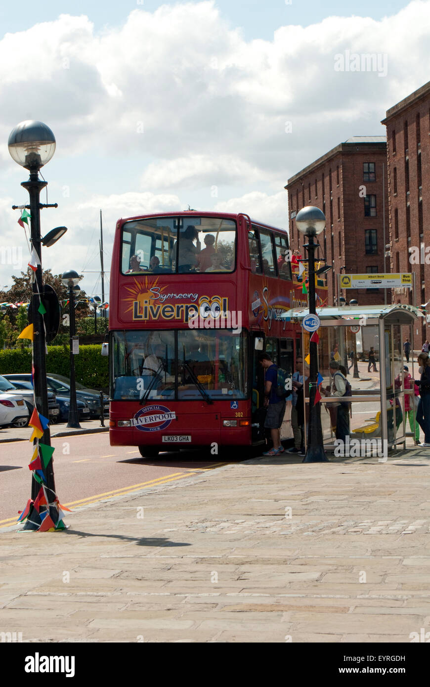 Editorial Bild aufgenommen in Liverpool von der Red Sightseeing Tour Bus mit Passagieren an Bord von der Albert Dock Bushaltestelle. Stockfoto