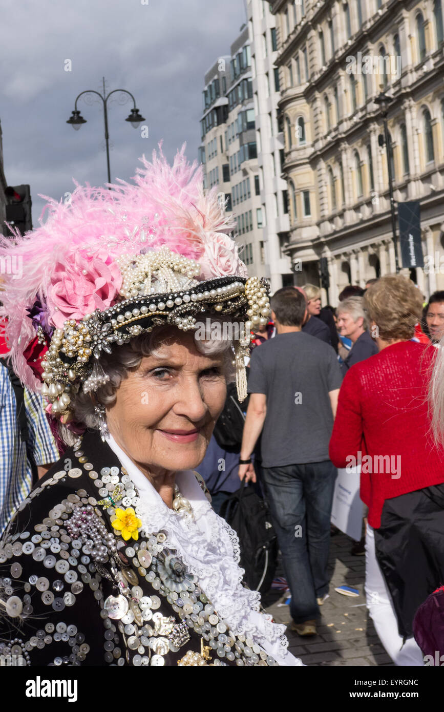 Trafalgar Square in London, Wettsektor. Ein Lächeln auf den Lippen "Pearly Queen" in die Massen. Stockfoto