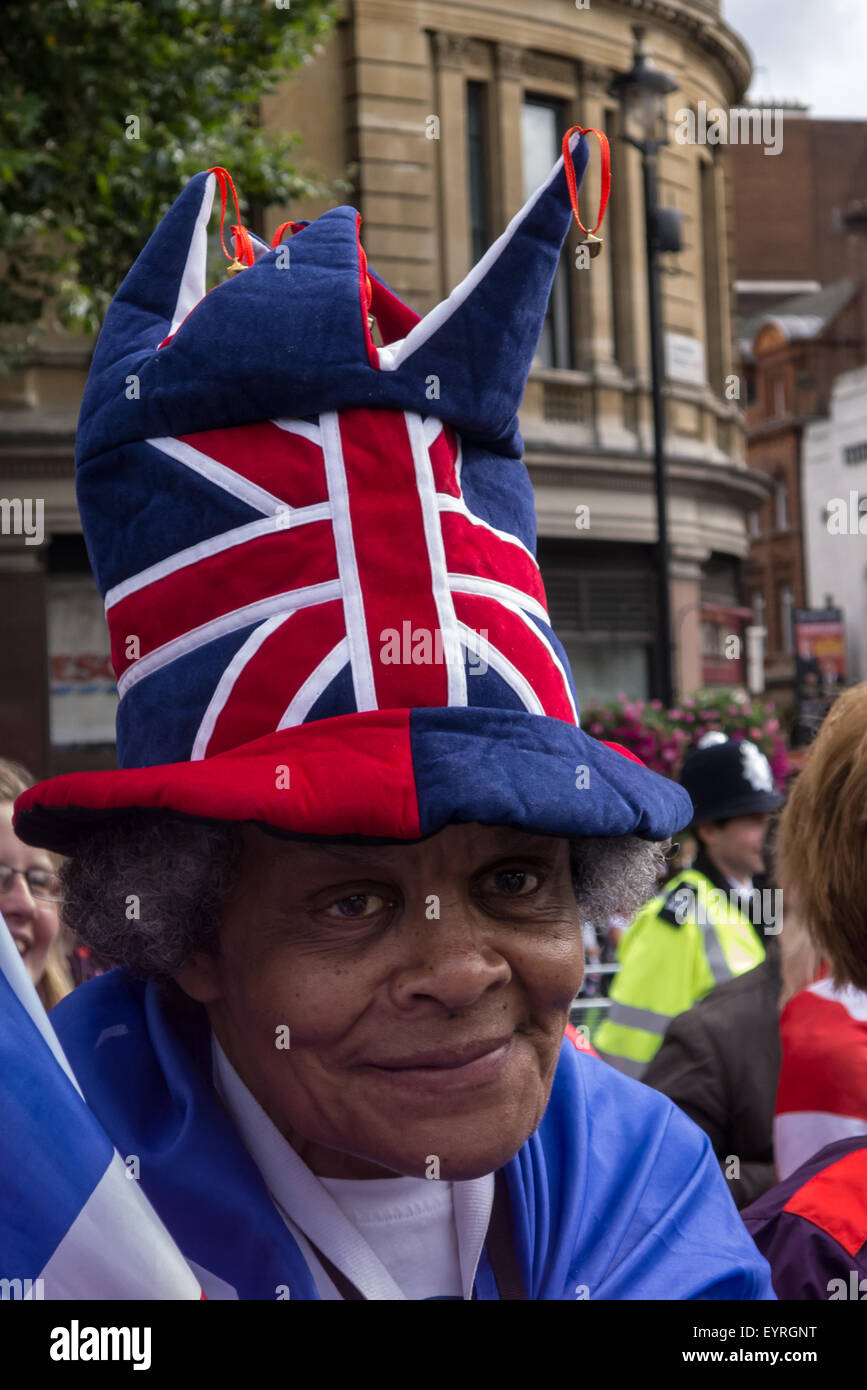 Trafalgar Square in London, Wettsektor. Eine britische Unterstützer mit Union Jack Hut auf dem Kopf in die Massen. Feier der Olympischen Spiele. Stockfoto