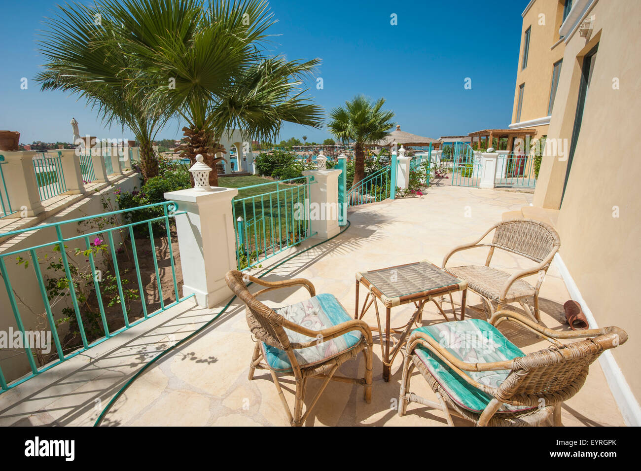 Terrasse im freien Bereich einer Luxus-Villa mit Garten in einem tropischen resort Stockfoto