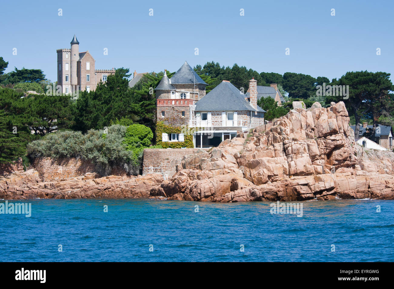 Häuser an der felsigen Küste der Ile de Brehat, Bretagne, Frankreich Stockfoto