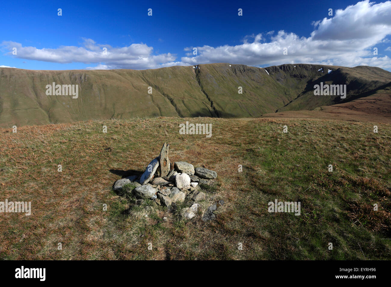 Cairn der Gipfel der Nab fiel, Lake District National Park, Grafschaft Cumbria, England, UK. Stockfoto