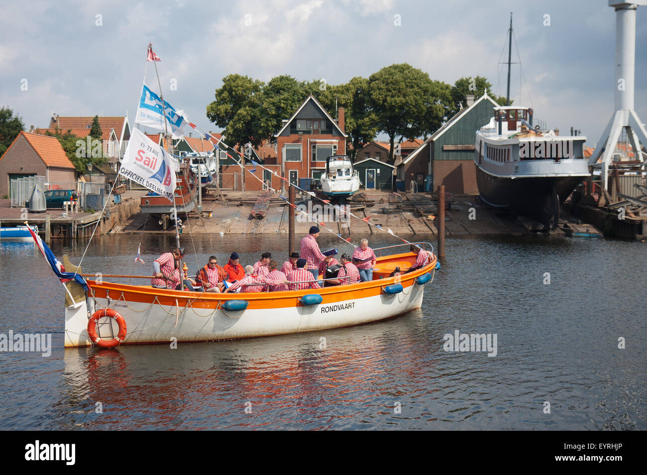 URK, Niederlande - JUN 11: Tourist-Schiff mit einem traditionellen Segler Chormitglieder ein Shanty-Gesang bei einem Urlaub Stockfoto