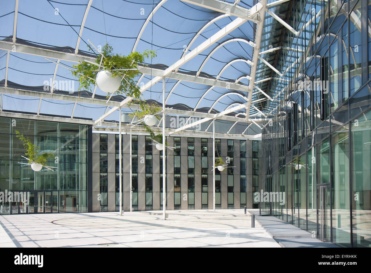 Offener Vorraum in einem modernen Gebäude mit einem Dach aus Glas Stockfoto