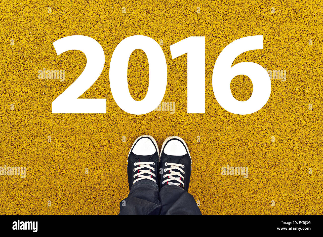 Frohes neues Jahr 2016 mit Person tragen schwarze Turnschuhe von oben, Ansicht von oben Stockfoto