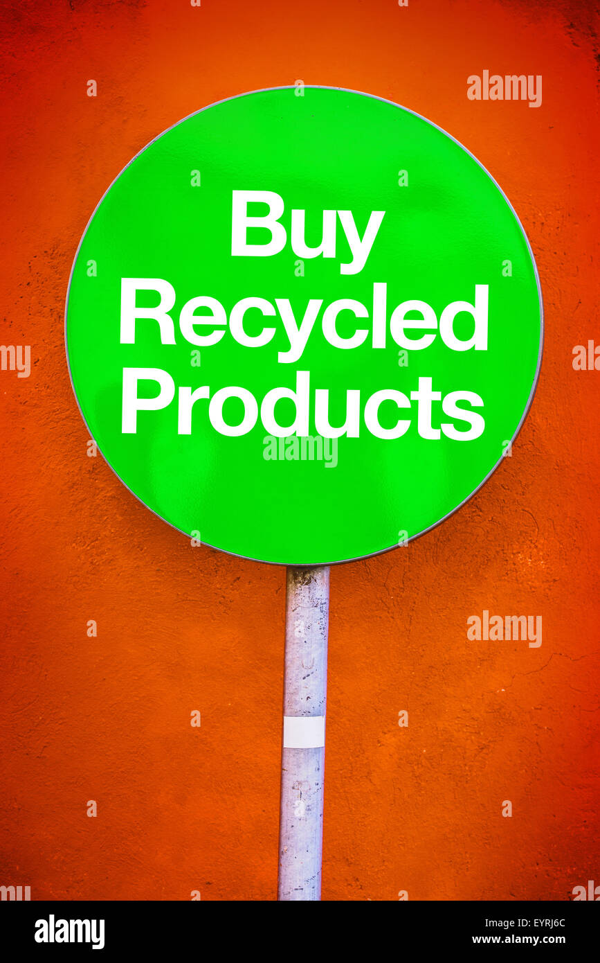 Recycling-Produkte-Meldung auf grünem Schild kaufen Stockfoto