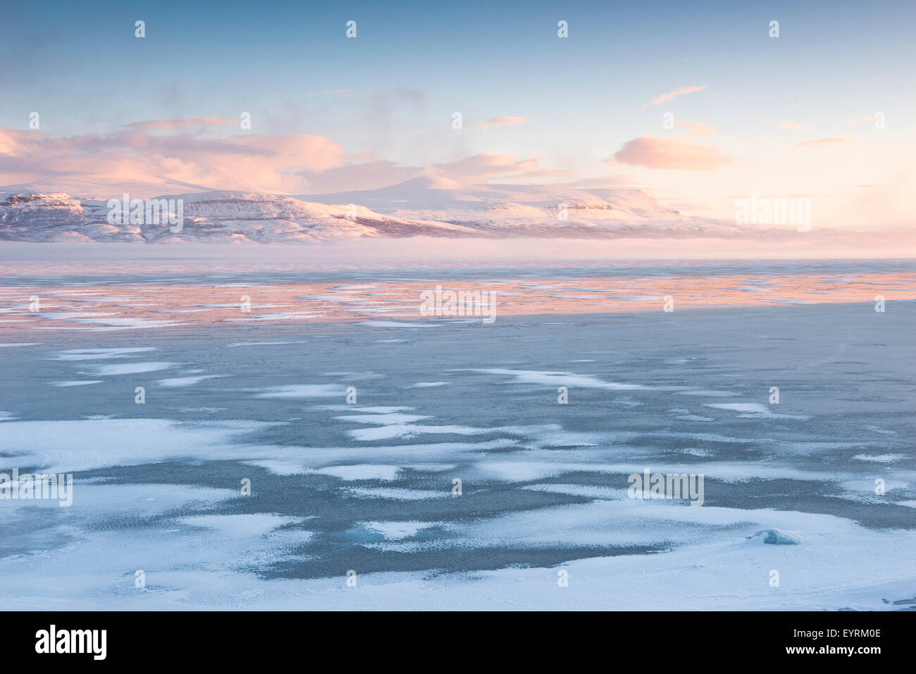 Schweden, See, fror, Winter, Eis, Stimmung, Morgenlicht, Wolken, Berge, im Norden, Lappland Stockfoto