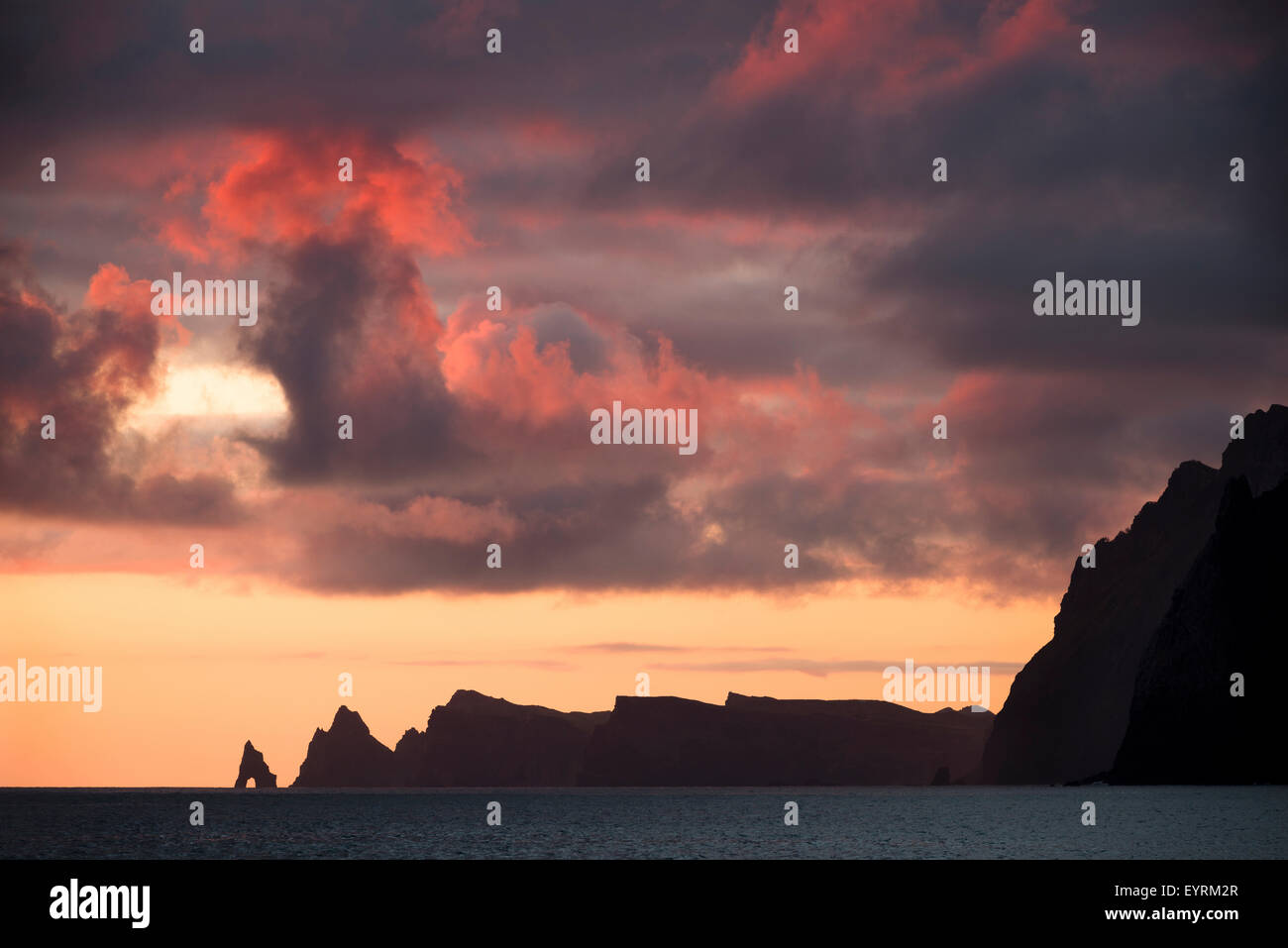 Madeira, Portugal, Infernal, Insel, Porto da Cruz, Stimmung, Wolken, Licht, "Sonnenaufgang", Morgen, Silhouette, Meer, Küste, Fels Stockfoto