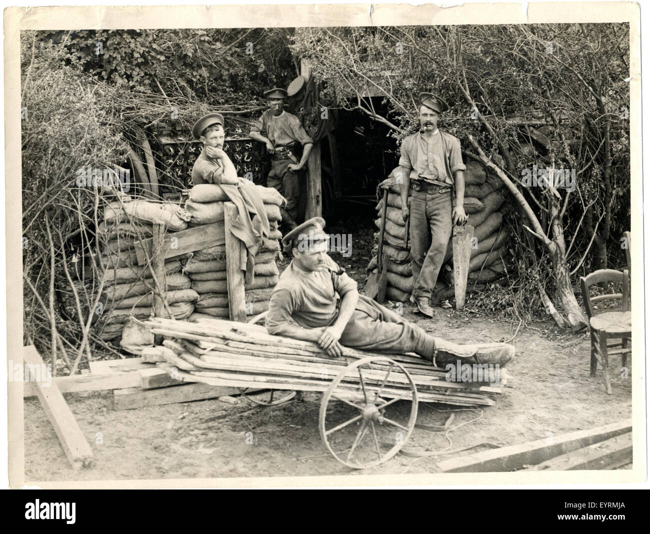 Foto mit einer Szene aus einer Militärbatterie an der Front während des Ersten Weltkriegs in Laventie, Frankreich. Stockfoto
