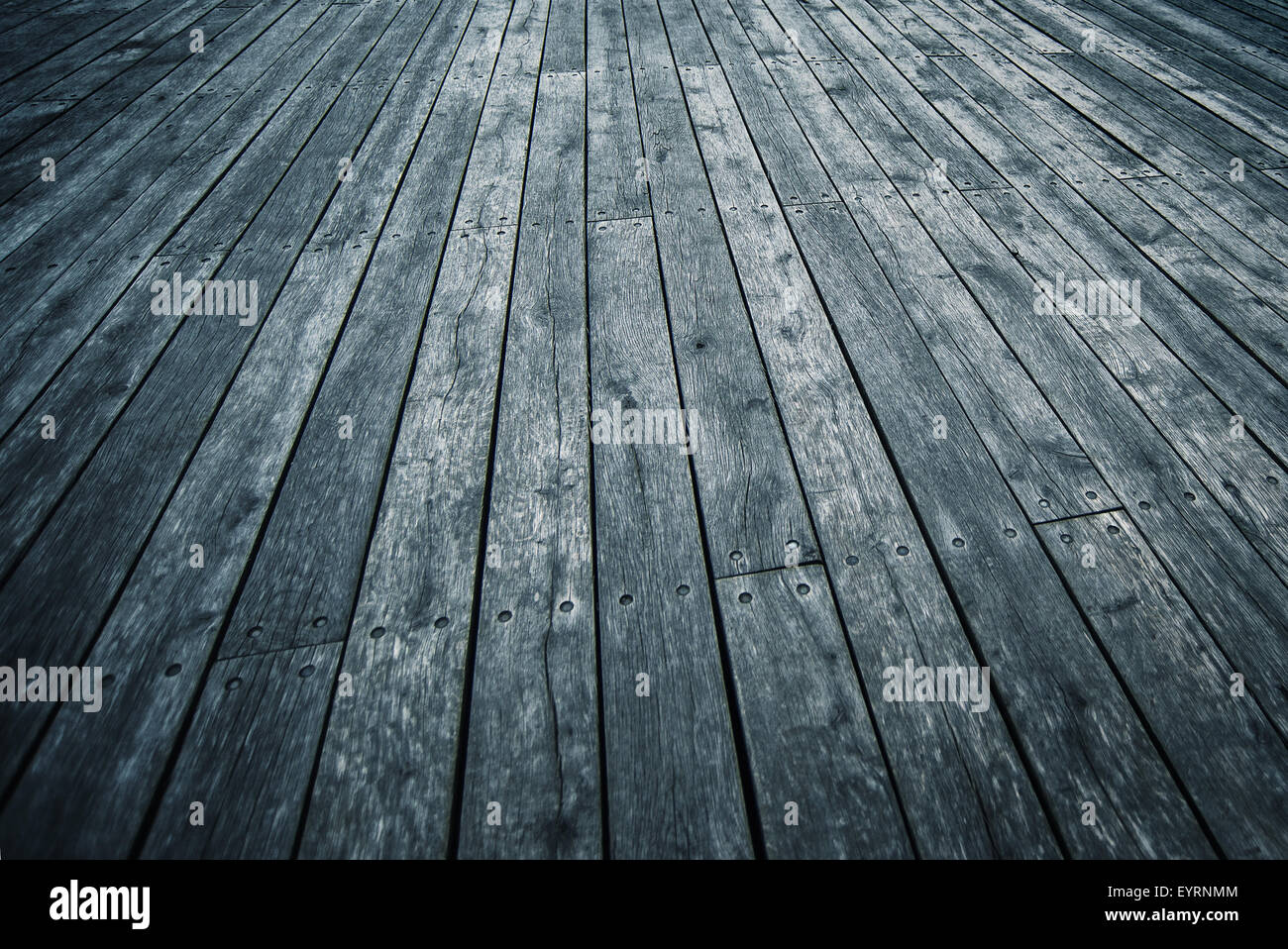 Rustikaler Holzsteg Textur in Perspektive als Hintergrund für Product Placement, kalte Blauton Stockfoto