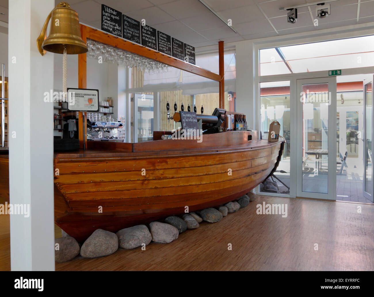 Die Bar wurde von einem wikinger-ähnlichen Boot in Halsnaes Bryghus, Halsnaes Brew-House, einer lokalen Mikrobrauerei am Hundested Harbour, Dänemark, gebildet Stockfoto