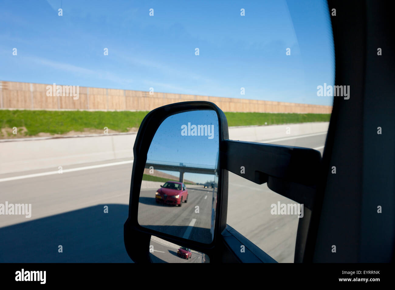 Mietwagen in Seitenspiegel, Stockfoto