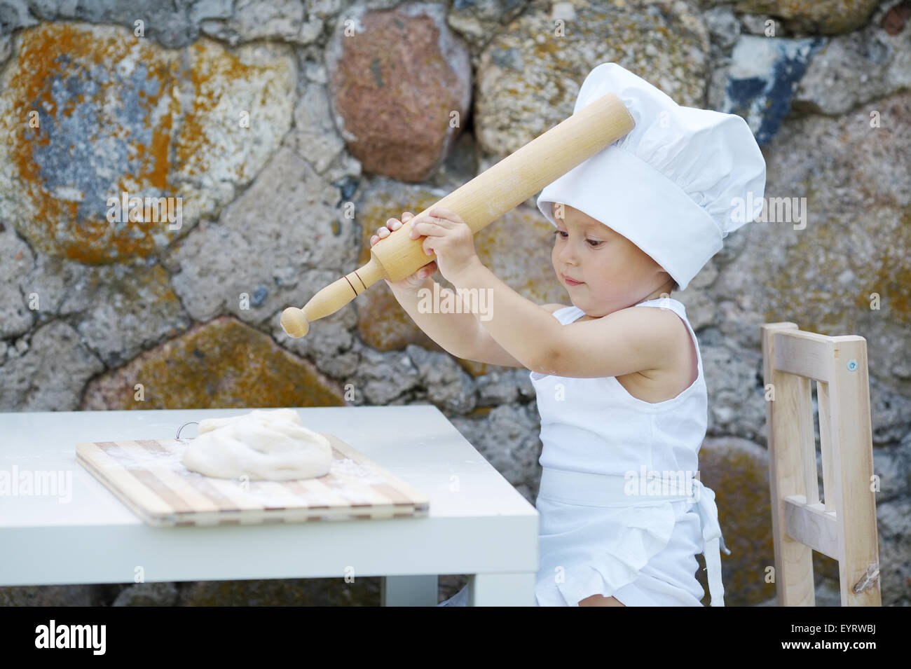 kleiner Junge mit Koch Hut Kochen Stockfoto