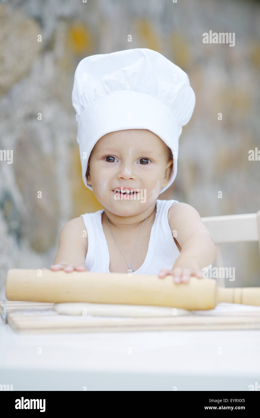 kleiner Junge mit Koch Hut Kochen Stockfoto