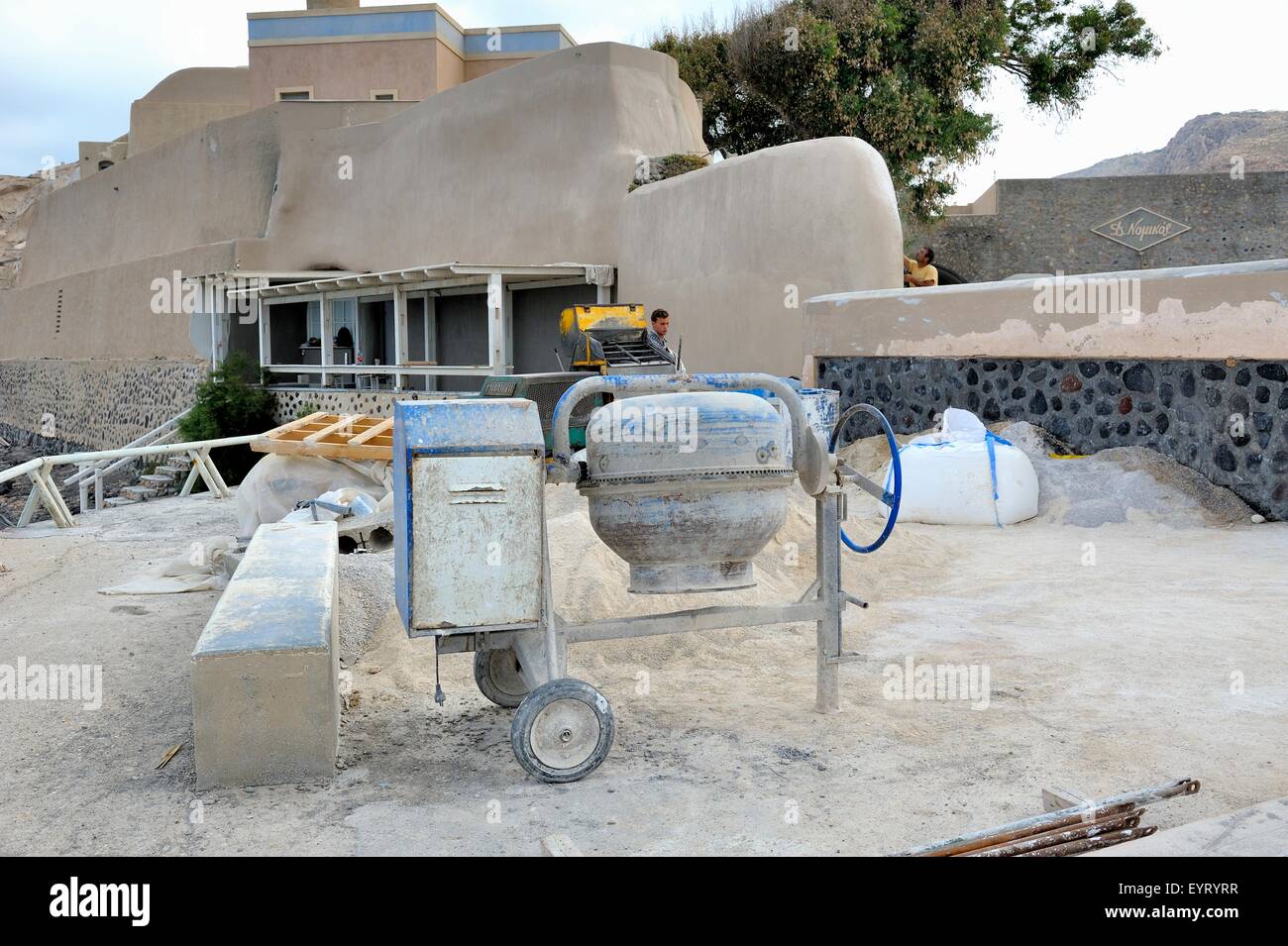 Ein Betonmischer Om eine Baustelle Santorini Griechenland Stockfoto