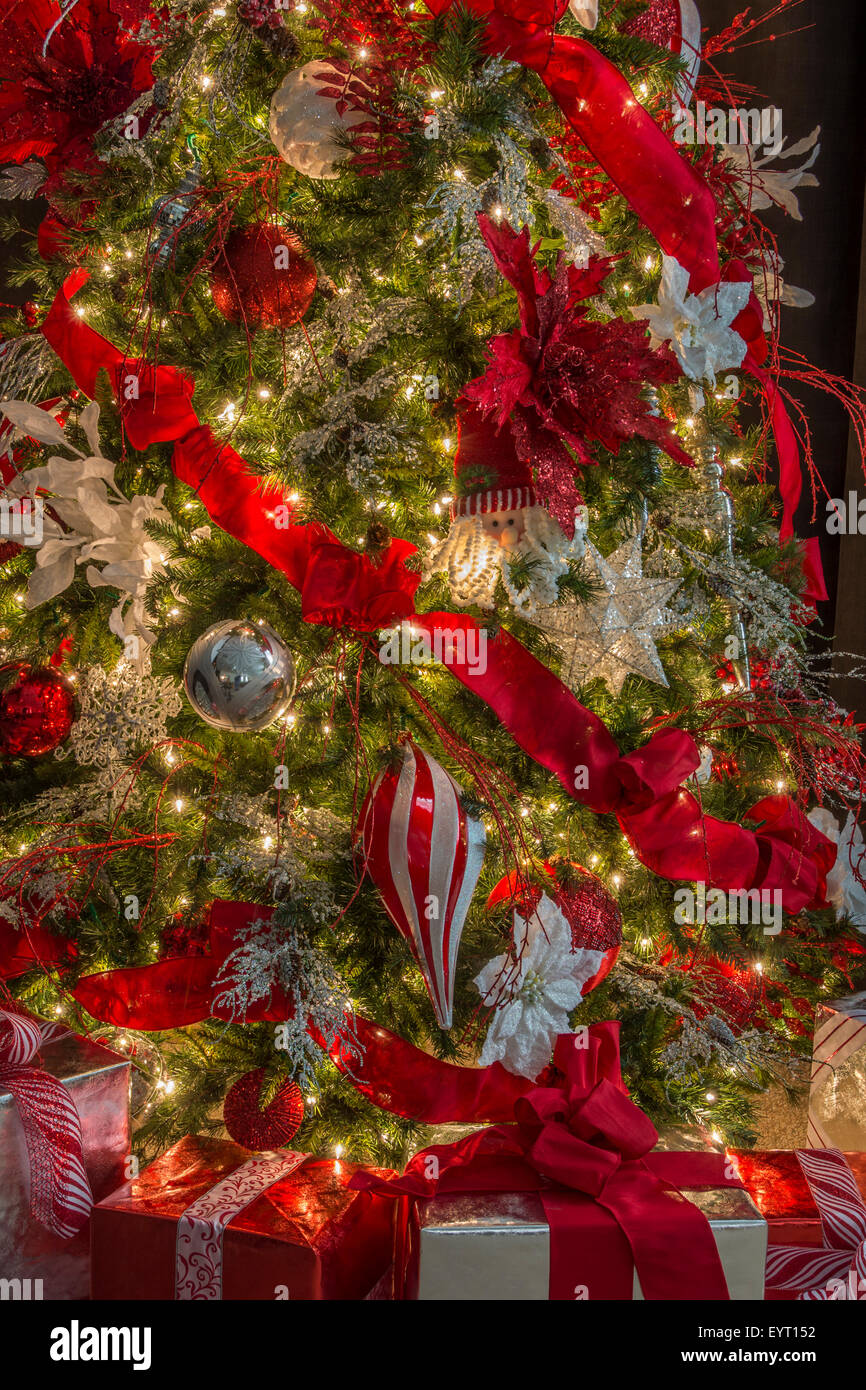 Dekorieren Sie Weihnachtsbaum mit Geschenken unter Stockfoto