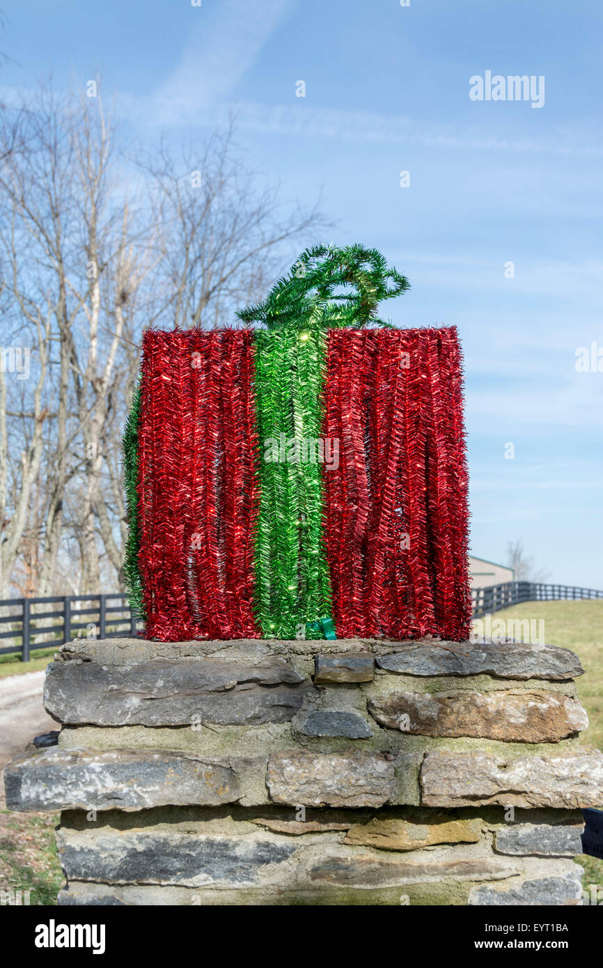 Vorliegenden Weihnachtsdekoration zu einem Steintor Post am Eingang zu einem Bauernhof Stockfoto