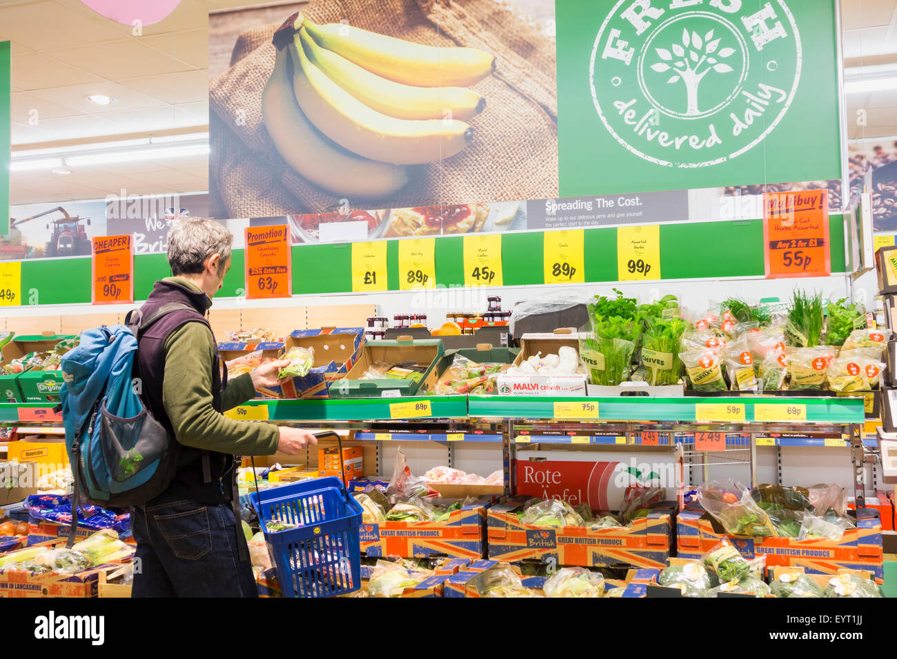Mann kaufen Obst und Gemüse im LidlSupermarkt. UK Stockfotografie Alamy