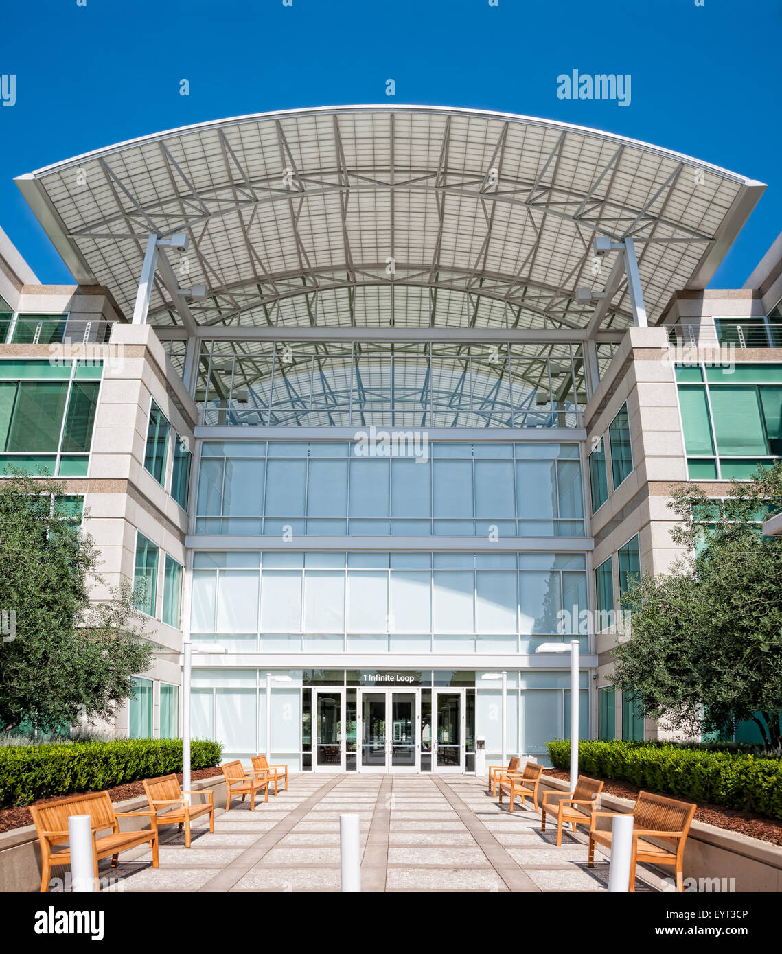 CUPERTINO, Kalifornien - 1. August 2015: Apple Inc in einer Endlosschleife hat seinen Hauptsitz in Cupertino, Kalifornien am 1. August 2015 Stockfoto